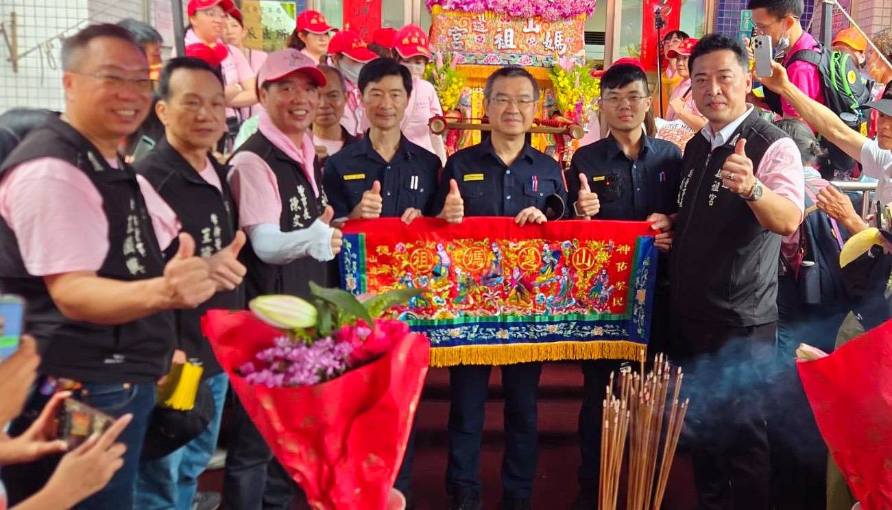 警方與廟方執事、地方仕紳於神轎前莊嚴合影。(圖/記者李健興 翻攝)