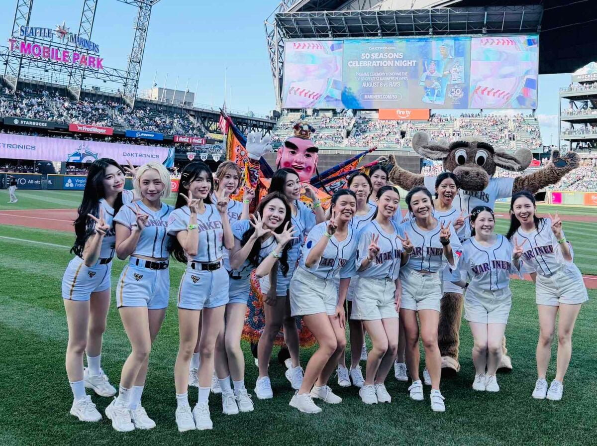 ▲ 樂天女孩岱縈、若潼、貝佳頤、卉妮、熊霓與西雅圖水手隊女孩們「台灣日」應援合影。