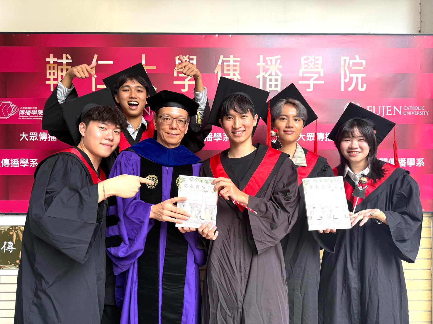 《文友養成記》跨世代校友說同一棟樓故事!輔大傳播學院贈畢業生新書 - https://www.watchmedia01.com