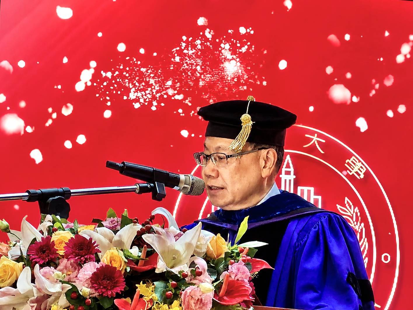 蔡進發校長以「這是你們的時代」為題發表感人致詞,以溫暖而堅定的語氣,向全體畢業生,送上一封獻給AI世代青年的人生信。(圖/亞洲大學提供)