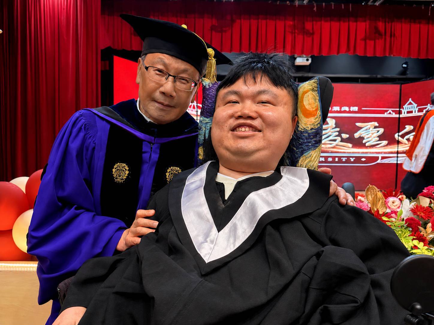 創校25周年畢業典禮 亞大校長蔡進發:站上AI革命起點,請勇敢奔跑 - https://www.watchmedia01.com