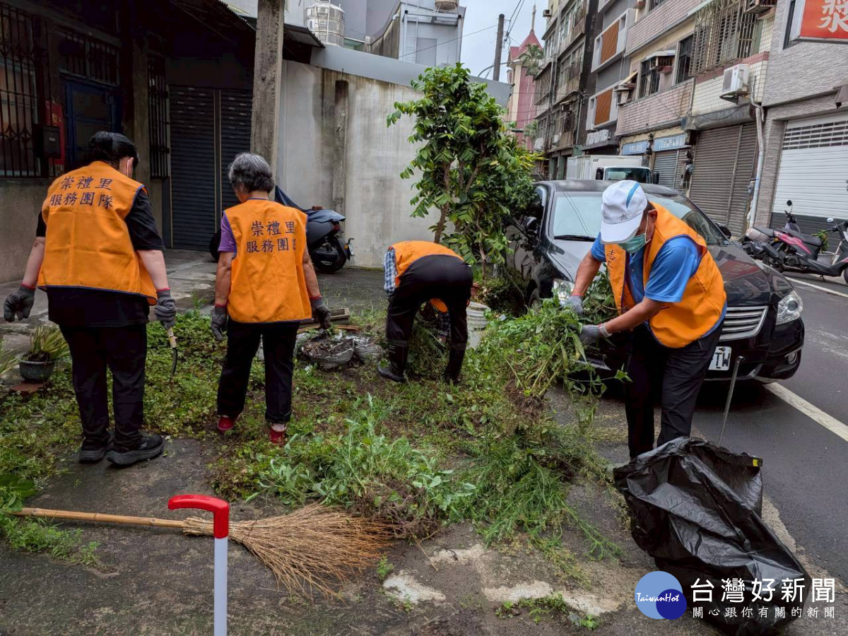 竹市崇禮里志工隊清掃里內環境。