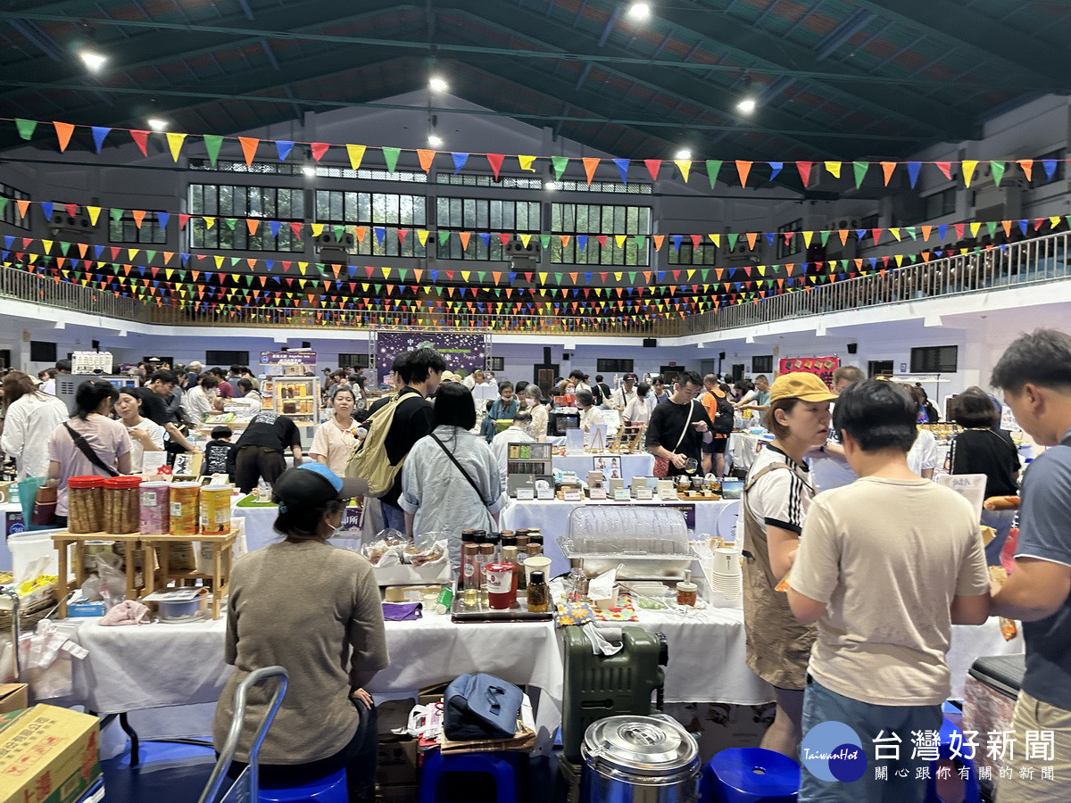 創生市集人潮湧入非常熱鬧。(記者扶小萍攝)