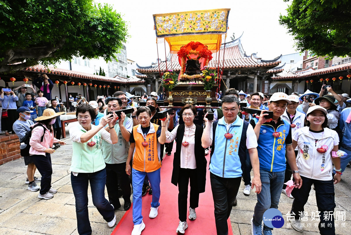 雙龍首度會師鹿港，龍王祭揭開慶端陽序幕。圖／彰化縣政府提供