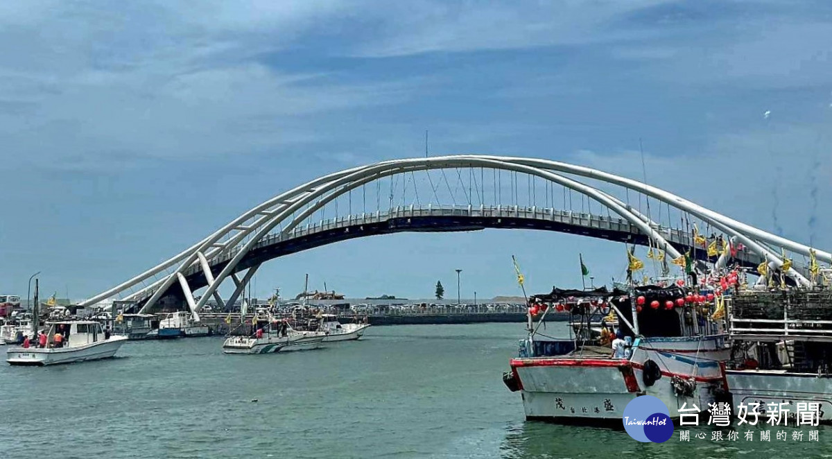 桃園市政府辦理「永安漁港觀海橋除鏽維護工程」，預計7月底前完工。