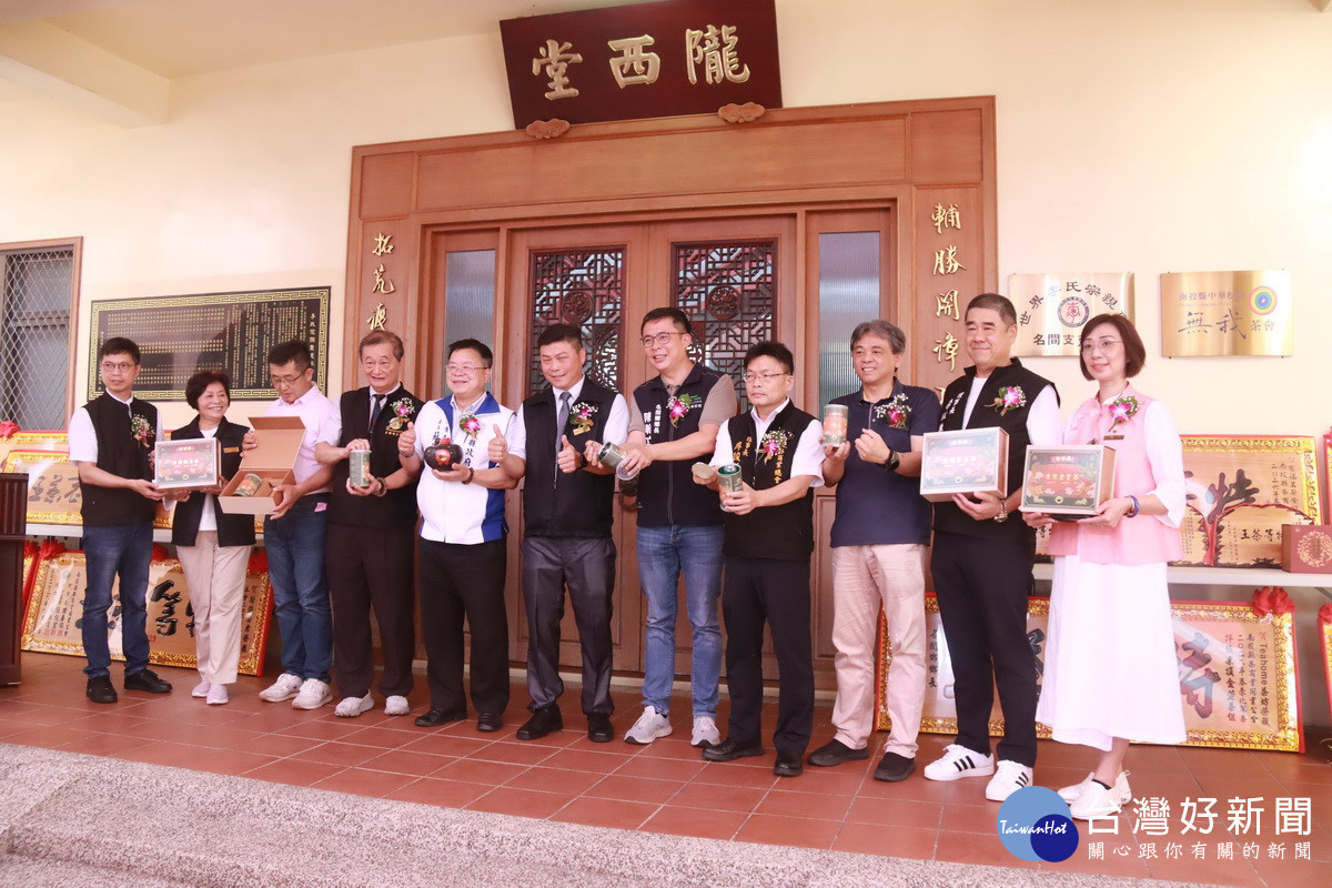 蘇處長陳鄉長與來賓共同開封今年特等茶於現現供品茗。（記者扶小萍攝）