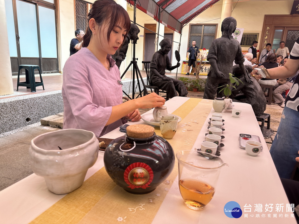 活動中開放35年老茶王讓大家品評。（記者扶小萍攝）
