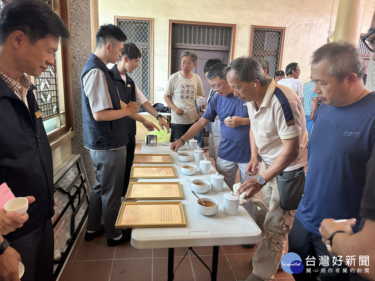 各組特等茶泡出讓大家品茗。（記者扶小萍攝）