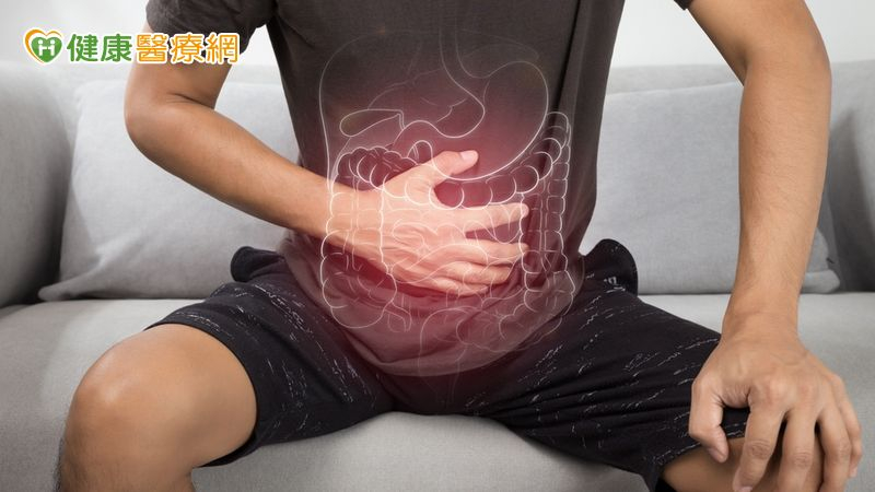 58歲男大腸息肉長成「一片厚草皮」微創治療免開腹除病灶