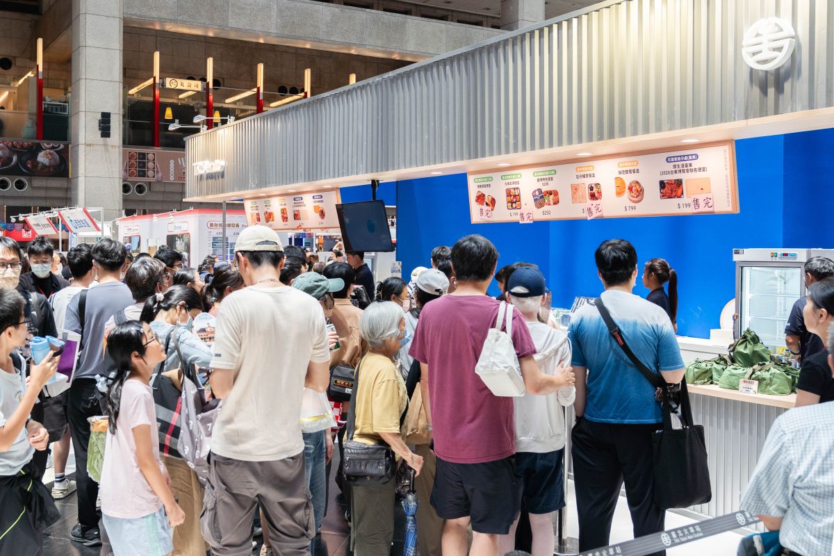 圖/「東博限定便當」熱銷告捷,臺北車站臺鐵便當攤位前大排長龍,不少民眾專程排隊搶購,展現臺東山海風味的高人氣。(臺東縣政府提供)