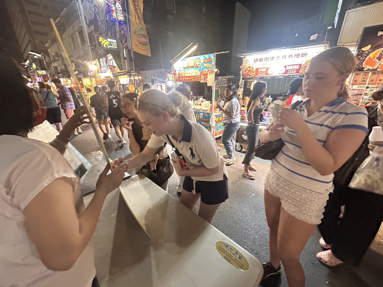 高雄空大攜手27位攝影家進駐六合夜市 《走拍台灣-看見愛》快閃展吸引國際旅客駐足