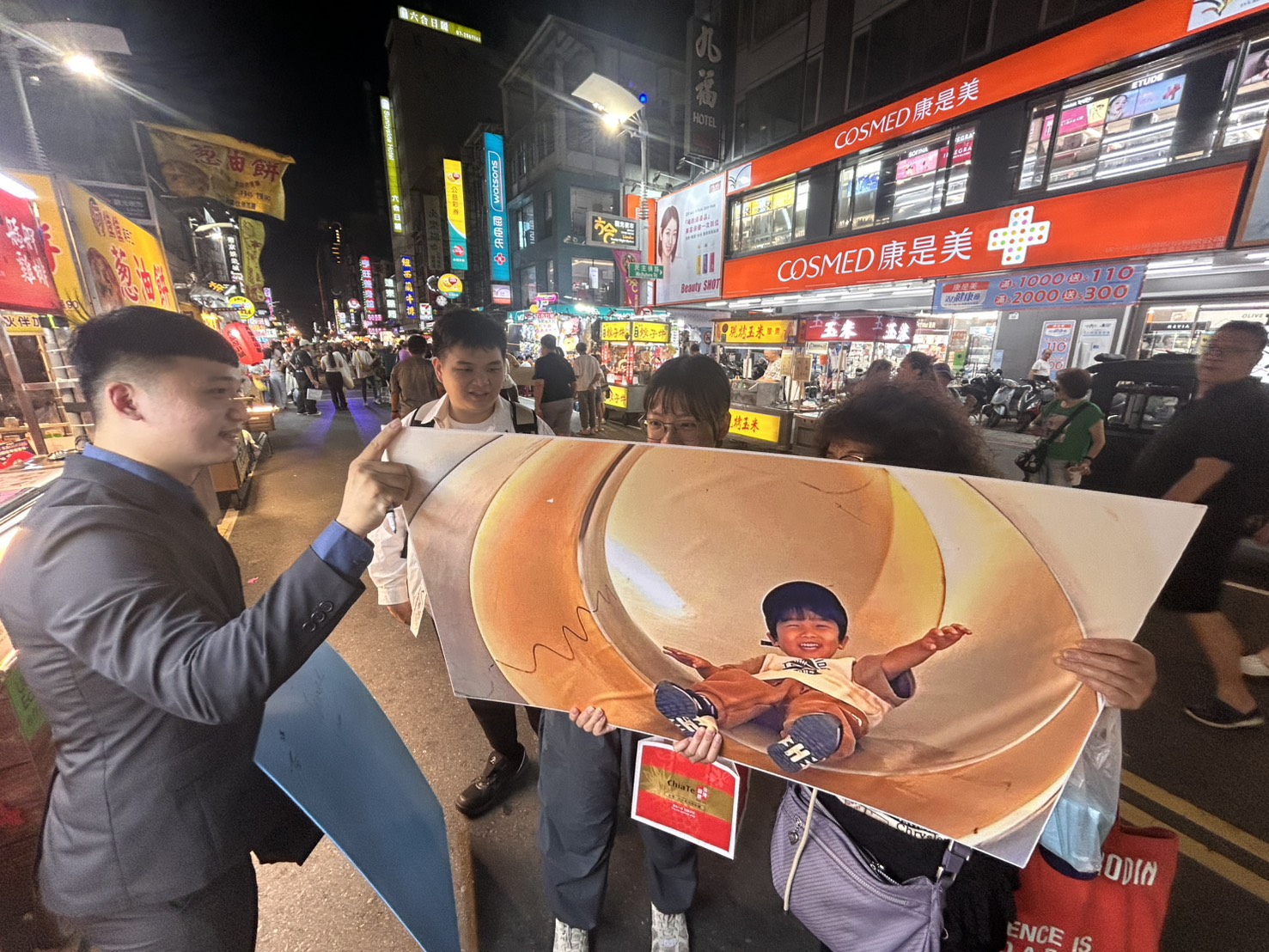 高雄空大攜手27位攝影家進駐六合夜市 《走拍台灣-看見愛》快閃展吸引國際旅客駐足