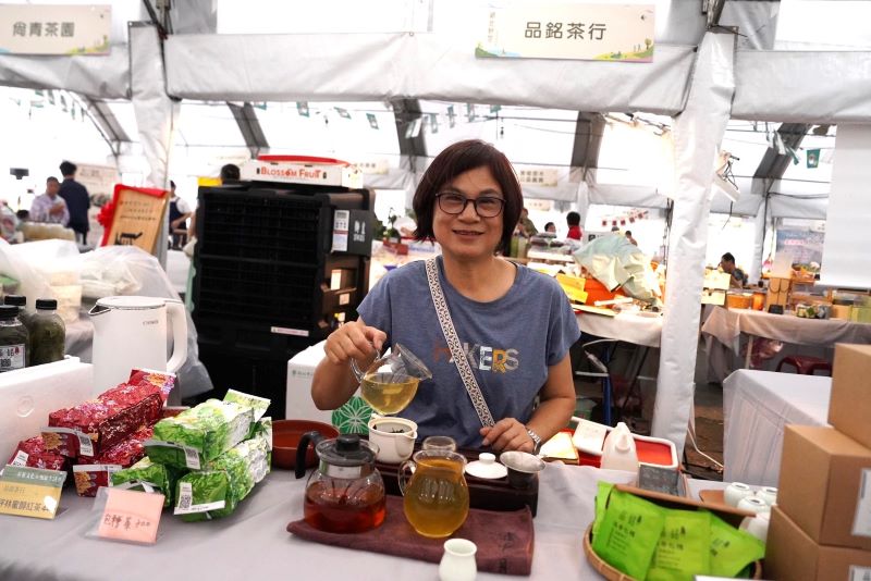 新北好茶春茶上市 茶王鄭永順捐百萬茶收益回饋鄉里 48 《圖說》新北好茶將於13日起接力於坪林及臺北希望廣場展開週末展售,14日首度推出結合知名動畫IP的「茶香健走」活動,邀請全國民眾親臨感受茶鄉的沁涼清香。〈農業局提供〉