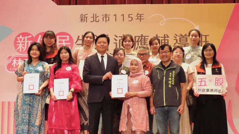 跨越文化隔閡多元共融 新北新住民生活適應班結業扎根新家園 39 〈圖說〉結業典禮由朱副市長頒發證書並與學員合影。〈民政局提供〉