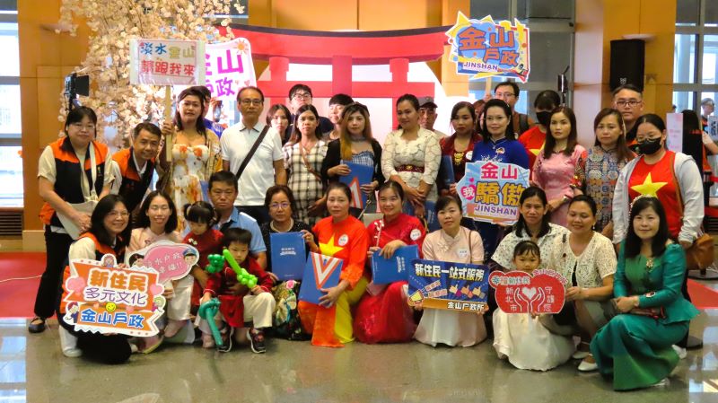 跨越文化隔閡多元共融 新北新住民生活適應班結業扎根新家園 41 〈圖說〉聯合結業典禮現場熱鬧非凡,許多新住民學員特別穿上各國傳統服飾與家人闔家出席,在充滿異國風行的鳥居佈置前合影留念。〈民政局提供〉