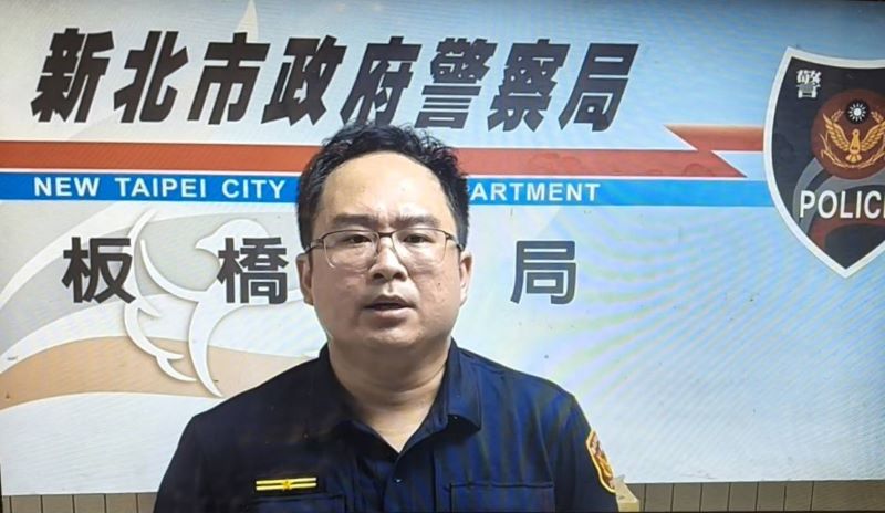 違規左轉車身搖晃 板橋警夜巡眼尖逮毒駕 30 《圖說》信義所長鄭文傑說明攔查簡姓男子毒駕案由。〈板橋分局提供〉