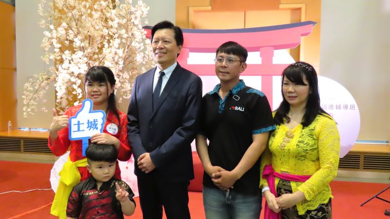 跨越文化隔閡多元共融 新北新住民生活適應班結業扎根新家園 42 〈圖說〉來自印尼的學員黃峲舒表示,她非常喜歡台灣生活,不僅與婆婆一同參與社區志工服務,更透過社群軟體分享育兒點滴。〈民政局提供〉