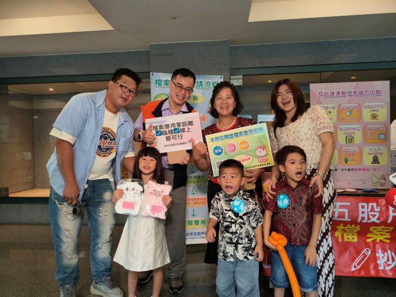 跨越文化隔閡多元共融 新北新住民生活適應班結業扎根新家園 44 〈圖說〉 新北市五股戶政事務所於新住民聯合結業典禮設置「戶政連連看」九宮格遊戲專區,吸引眾多新住民朋友熱烈參與,透過寓教於樂的方式輕鬆學習戶政與檔案應用常識。〈民政局提供〉