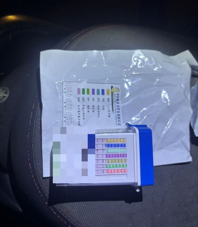 違規左轉車身搖晃 板橋警夜巡眼尖逮毒駕 32 《圖說》員警搜出簡姓男子涉嫌持有違禁物品。〈板橋分局提供〉