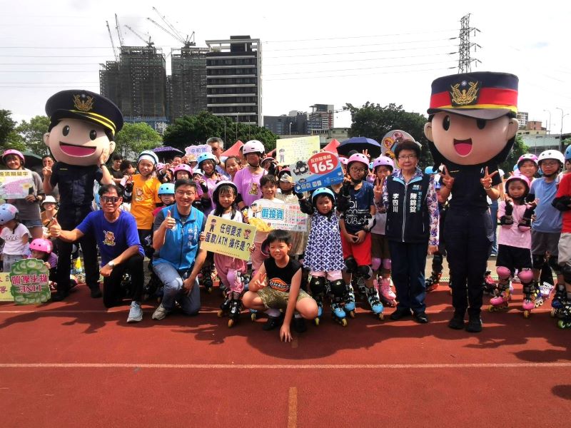宣導防詐與兒少安全觀念 中和警前進自強盃溜冰賽 19 《圖說》中和警犯罪預防團隊今日前往中和區錦和高中運動場,參與「新北市中和區自強盃溜冰錦標賽」活動,透過實際案例分享防詐騙及兒少自我保護觀念,共同營造安全成長環境。〈中和分局提供〉