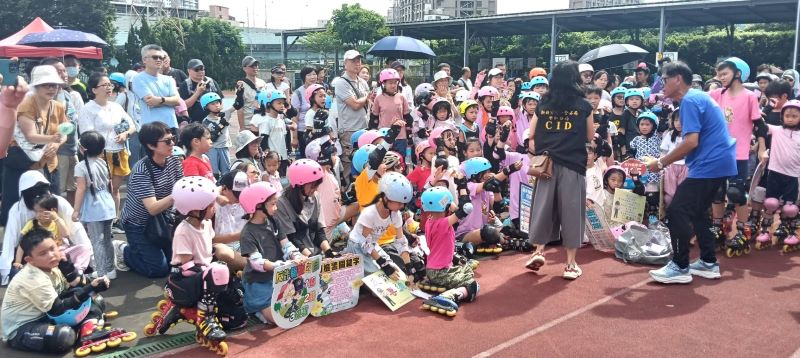 宣導防詐與兒少安全觀念 中和警前進自強盃溜冰賽 20 《圖說》中和警犯罪預防團隊除了防詐宣導外,警方也向小選手們分享日常自我保護觀念。〈中和分局提供〉
