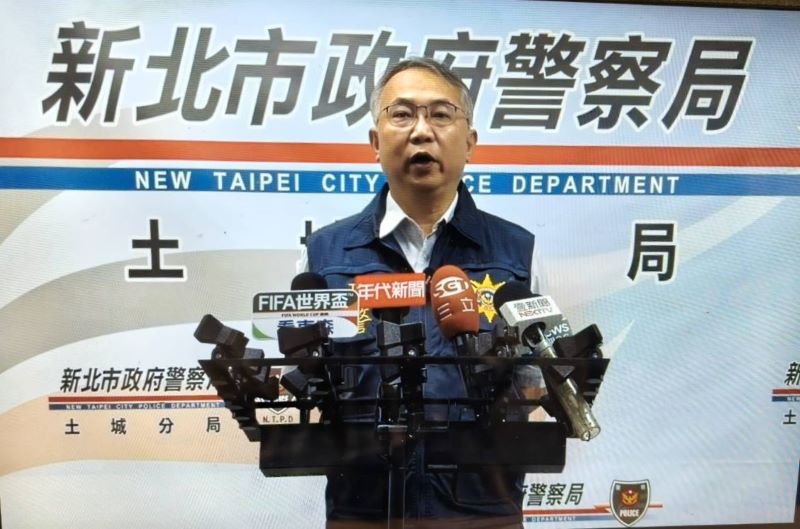 毒嫌拒捕衝撞2員警 土城警開16槍圍捕逮人 24 《圖說》土城警分局偵查隊長王鴻祥說明執行毒品案件搜索勤務,員警遭涉案男子拒捕駕車衝撞,並依法使用警械開槍制止,將犯嫌逮捕到案經過。〈土城分局提供〉