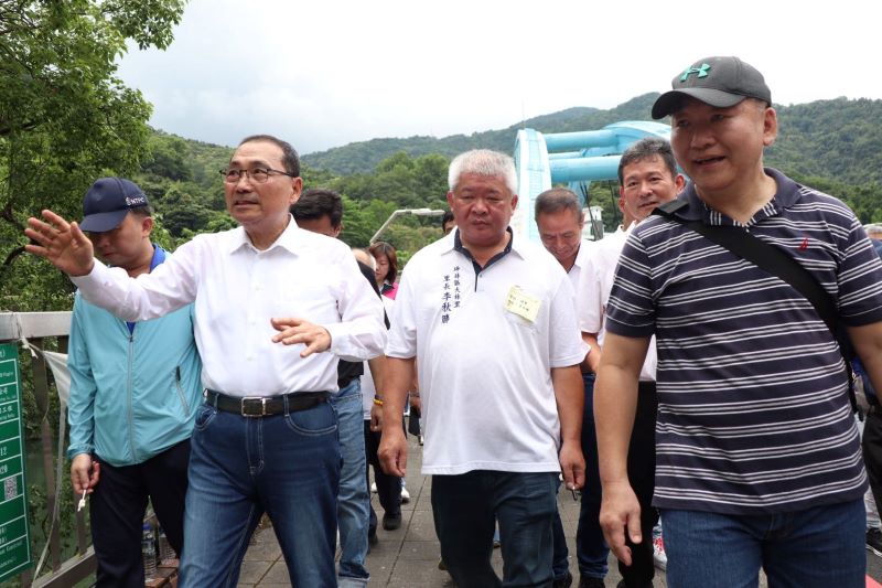 《圖說》侯友宜市長(左二)視察坪林拱橋防蝕塗裝、周邊道路鋪面改善工程，工務局長馮兆麟(右一)一同前往。〈工務局提供〉
