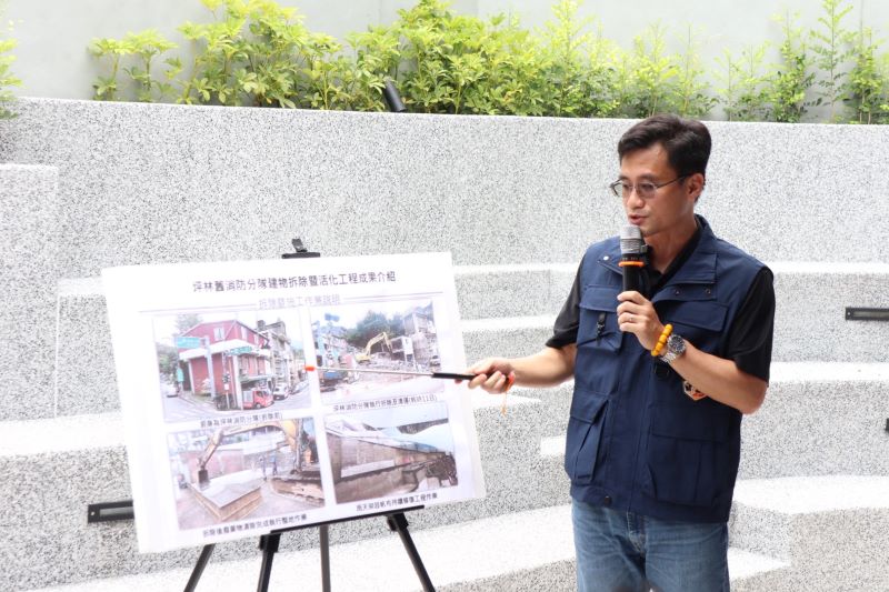 《圖說》拆除隊大隊長陳德儒說明舊坪林消防分隊拆除後，融合坪林茶鄉文化並引入YouBike 2.0E電輔車租借站。〈工務局提供〉