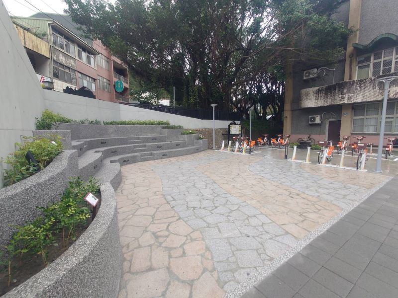 《圖說》拆除隊拆除並活化坪林消防分隊舊址，融入茶園梯田意象設置休憩階梯、YouBike 2.0E電輔車租借站，成為都市轉角新亮點。〈工務局提供〉