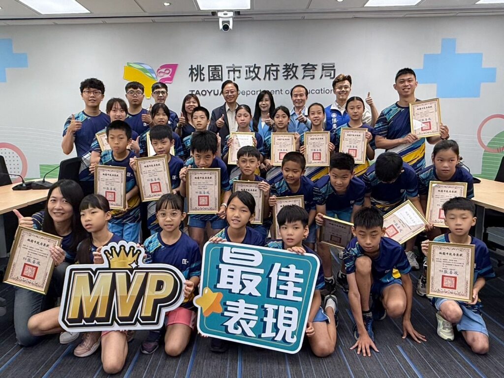 桃園國小桌球隊勇奪全國冠軍 佀廣洋爭取張善政市長當面勉勵小將 47 S 113254482 0 1024x768 1
