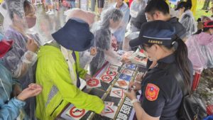 新城警雨中宣導不停歇 結合龍泉公園活動推廣防詐與交通安全 42 %E4%BA%8C 11 300x169 1