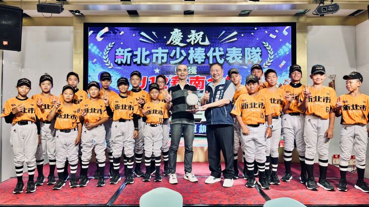 新北之光!中港國小稱霸華南金控盃 議長蔣根煌親贈獎勵金 36 《圖說》中港國小棒球隊參加華南金控盃全國少棒錦標賽,勇奪全國冠軍,為新北市爭光。新北市議長、體育總會會長蔣根煌〈中右〉今日特別前往學校頒贈5萬元獎勵金,向教練團及全體球員表達祝賀與肯定,鼓勵大家持續精進球技,為國爭光。〈新北市議會提供〉