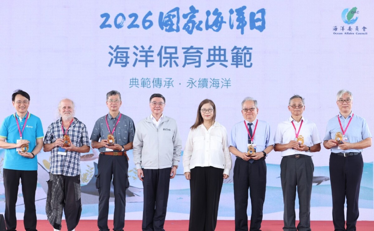 ▲(左起台達電子文教基金會張楊乾執行長、社團法人台灣蠻野心足生態協會文魯彬創會理事長、中華鯨豚協會祁偉廉理事長、行政院卓榮泰院長、海委會管碧玲主任委員、國立臺灣海洋大學海洋生物研究所邵廣昭榮譽講座教授、國立臺灣大學海洋研究所戴昌鳳教授、國立成功大學海洋生物及鯨豚研究中心王浩文教授) 。(記者 李堂安 翻攝)