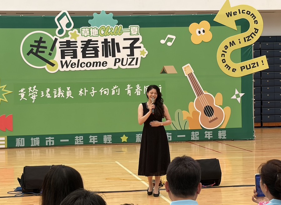嘉義縣議員黃嫈珺辦「青春朴子草地Chill一夏」推廣朴子音樂,募集近百萬新台幣捐參與活動樂團推廣經費。(圖/記者黃采琳攝)