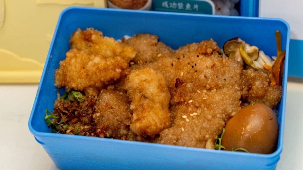 ∆「東博限定便當」承載臺東的山海風土特色,精心挑選在地食材,包括南迴紅藜與洛神花、海岸線鬼頭刀與旗魚,及縱谷紅烏龍、關山米等。(圖/臺東縣政府提供)
