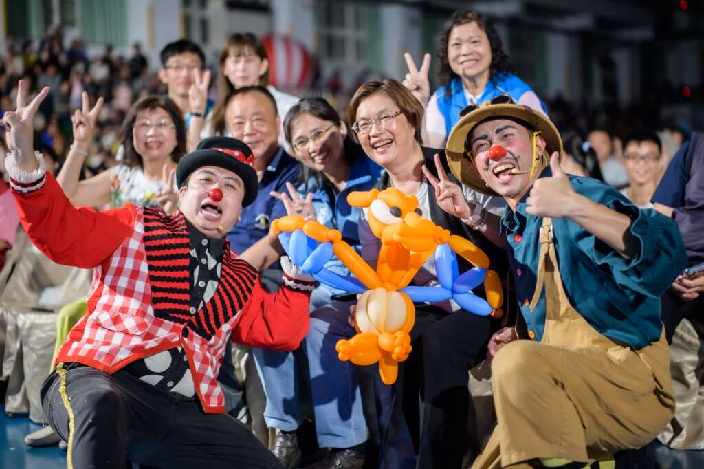 ▲115年感恩晚會－鄉鎮藝術巡演活動和美場，由FOCASA馬戲團帶來的跨界年度大戲《潘朵拉的盒子》，縣長王惠美與會，與現場超過4000人一同參與，進入一場集結驚奇與希望的視覺饗宴。（圖／彰化縣文化局提供）