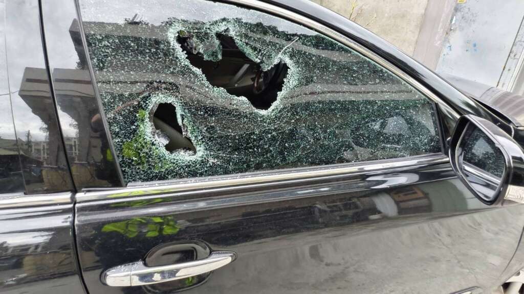 ▲毒駕拒捕倒車衝撞所長致雙腳骨折,溪湖警鳴槍破窗強勢逮人。(圖/彰化警方提供)