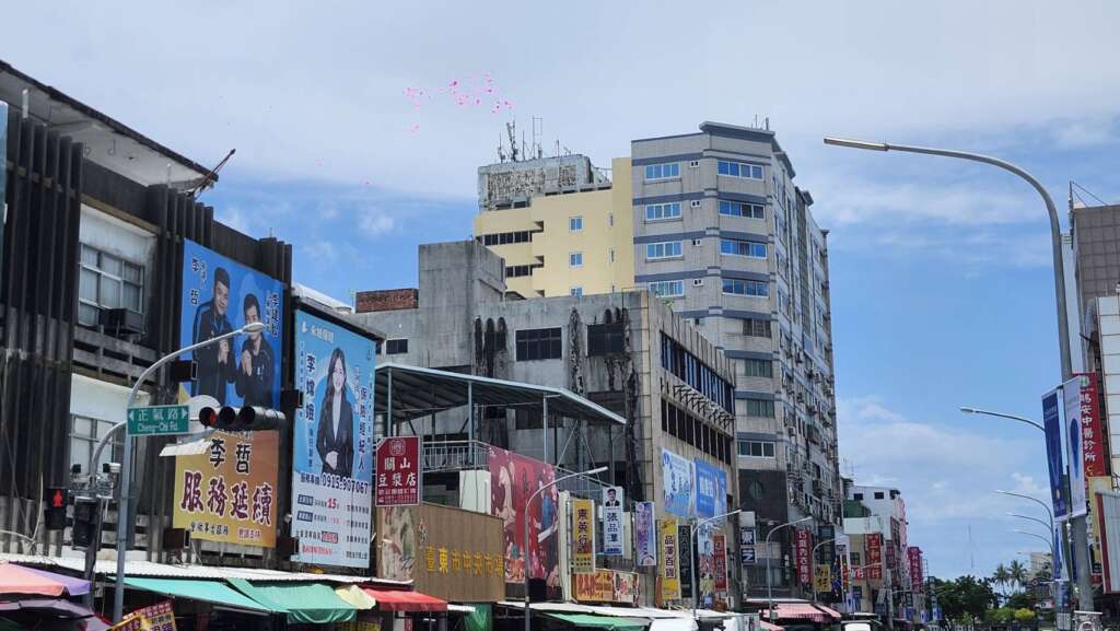 ∆台東市區街頭選舉看板在暑假前仍是冷冷清清,然而幾個蛋黃區卻早已「難插旗」。(圖/記者陳志強 攝)