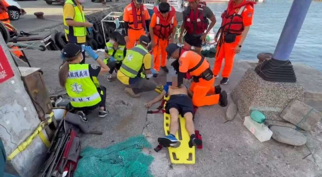 ∆海巡人員隨即持續實施心肺復甦術。臺東縣消防局救護車抵達後,由救護人員接續搶救,並將該民眾轉送臺東基督教醫院救治。(圖/東部分署第一三岸巡隊提供)