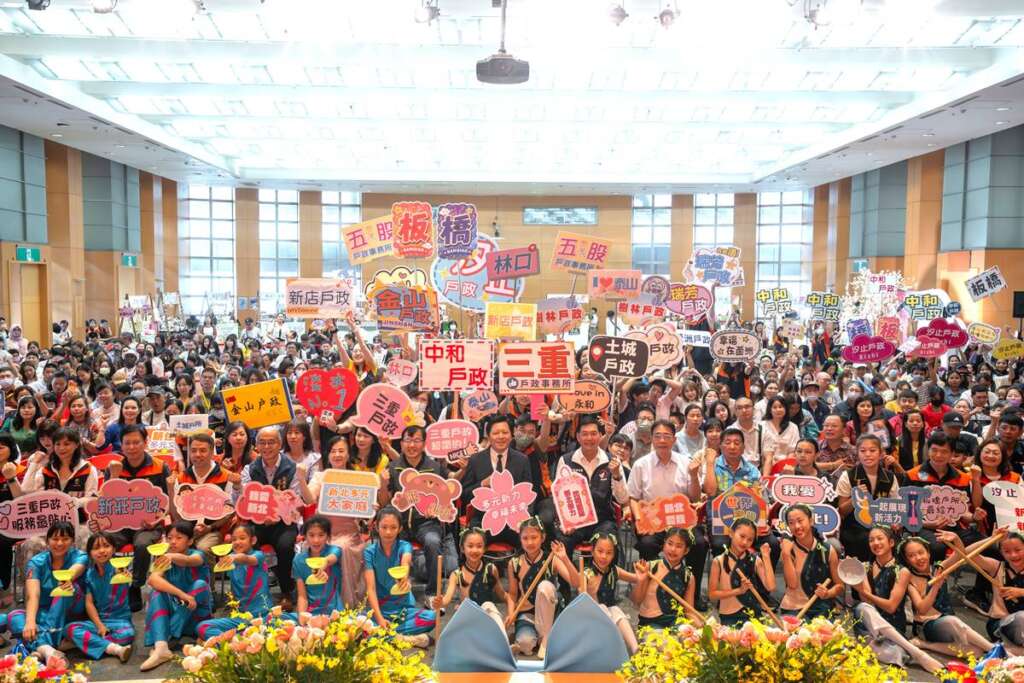 ▲新北市政府今日舉行115年新住民生活適應輔導班聯合結業典禮,副市長朱惕之(前排中)與來自各國的學員及親友近500人齊聚一堂,展現新北多元共融的溫暖力量。
