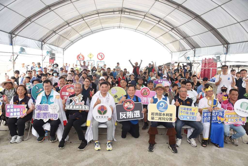 ▲縣長鍾東錦出席牽罟及里海運動會。