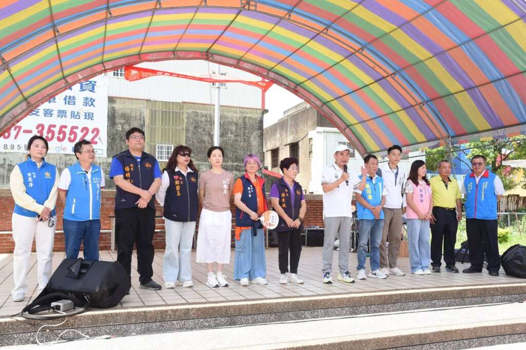 ▲縣長鍾東錦到福安社區活動賀節致意。