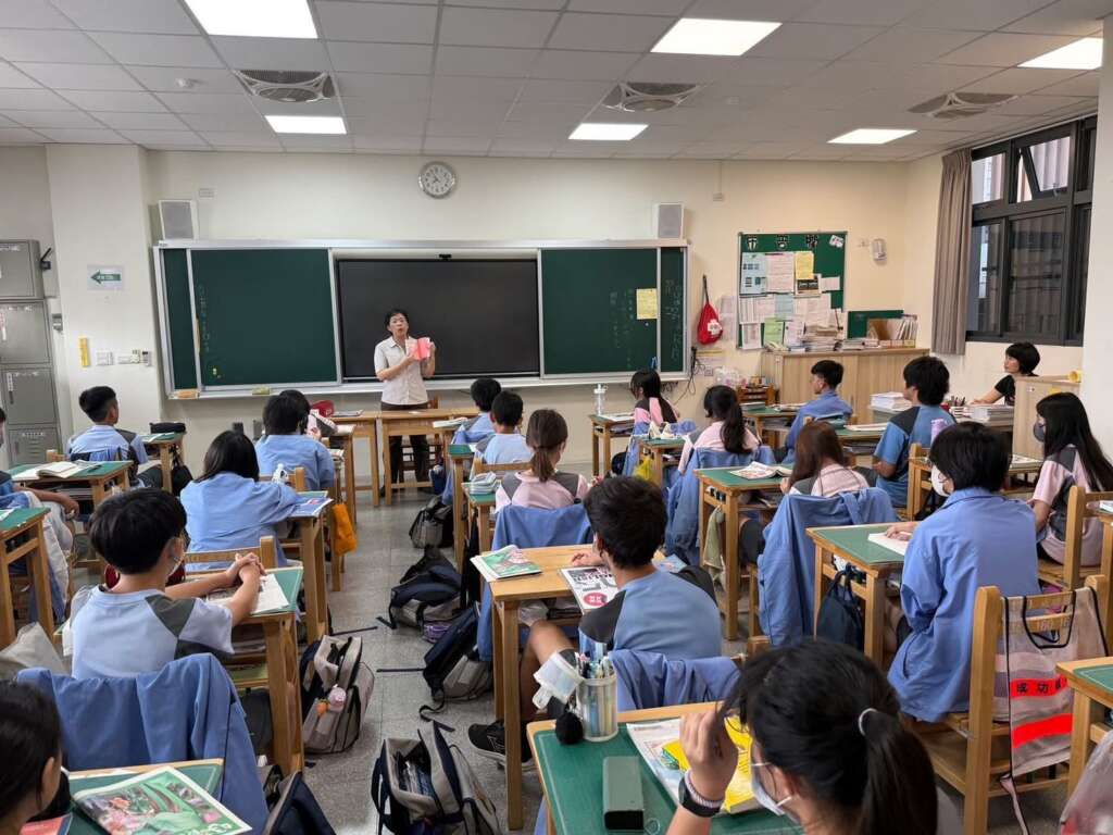 ▲成功國中校長說書。