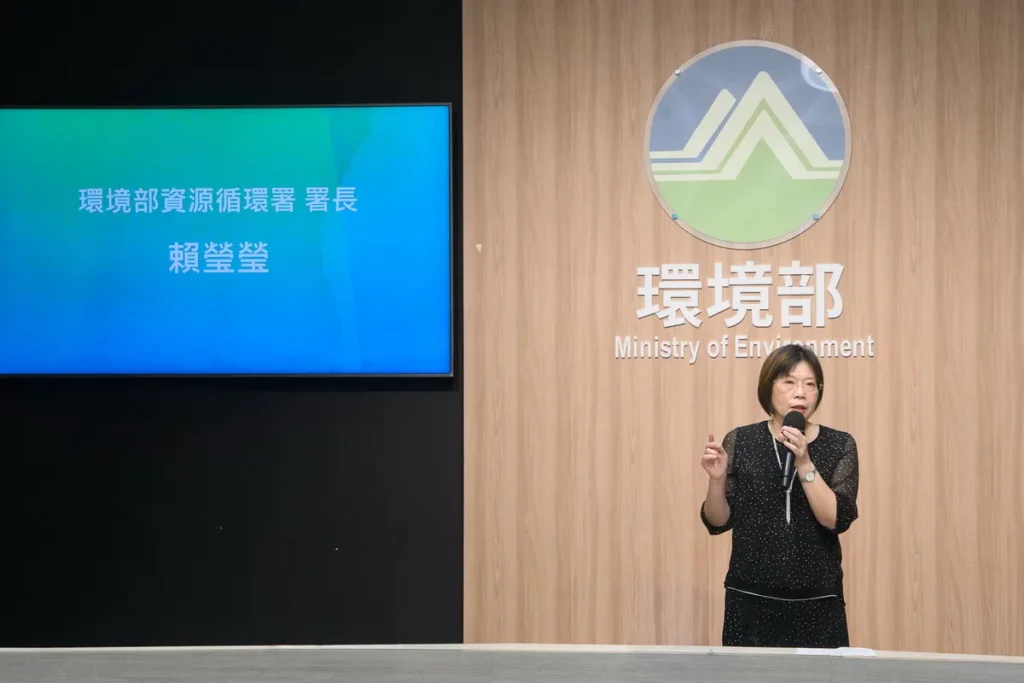 環境部資源循環署署長賴瑩瑩點出,「瓶到瓶」是從源頭減量的有效策略,目前推動中的資源循環雙法,正是希望透過循環模式達到廢棄物減量效果。