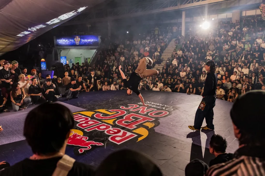 B-Boy Lian（陳健嚴）於決賽展現高難度動作，成功圓夢封王。（Red Bull 提供）
