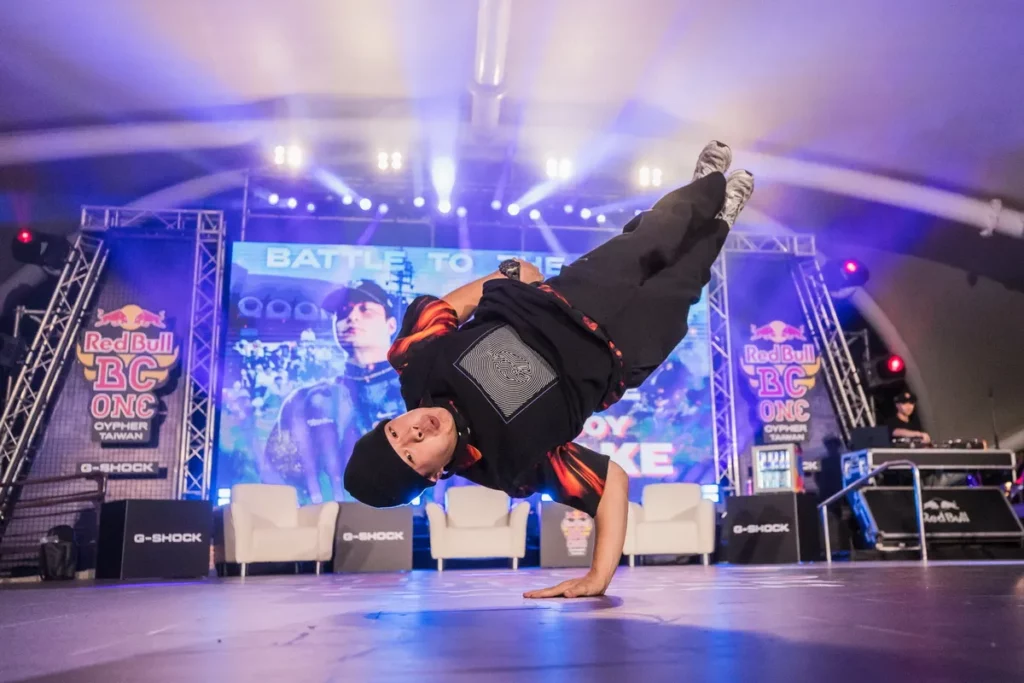 B-Boy Quake（孫振）擔任 Red Bull BC One 台灣大賽評審，精彩演出掀起全場歡呼。（Red Bull 提供）