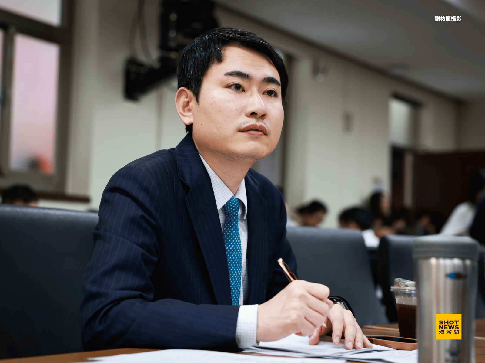 台灣社會近年的安全焦慮，催生了菁英階層的「第二本護照潮」。陳冠廷直言，與其出國當永遠的客人，不如在自己的國家當主人。