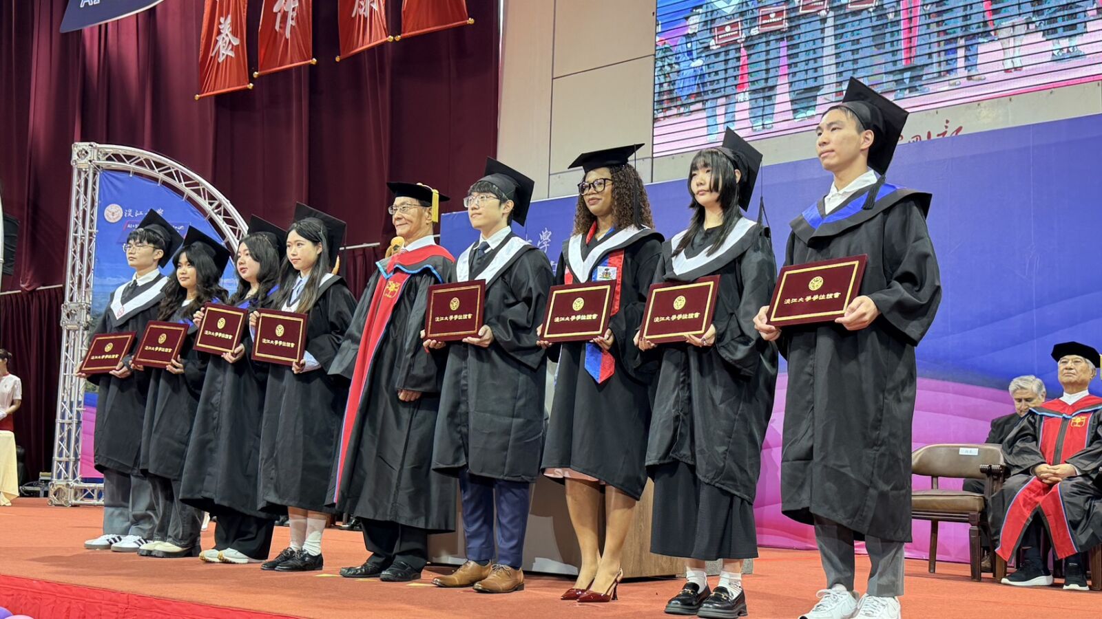 【有影】告別克難坡走向人生新階段!淡江畢典勤勉學子培養三大未來力 240 【有影】告別克難坡走向人生新階段!淡江畢典勤勉學子培養三大未來力 239