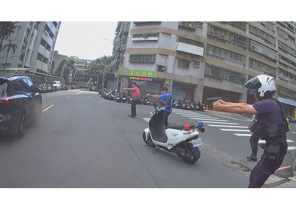 上門查緝毒品 34歲男開車衝撞員警竄逃警開16槍逮人 203 cnews204260607a01