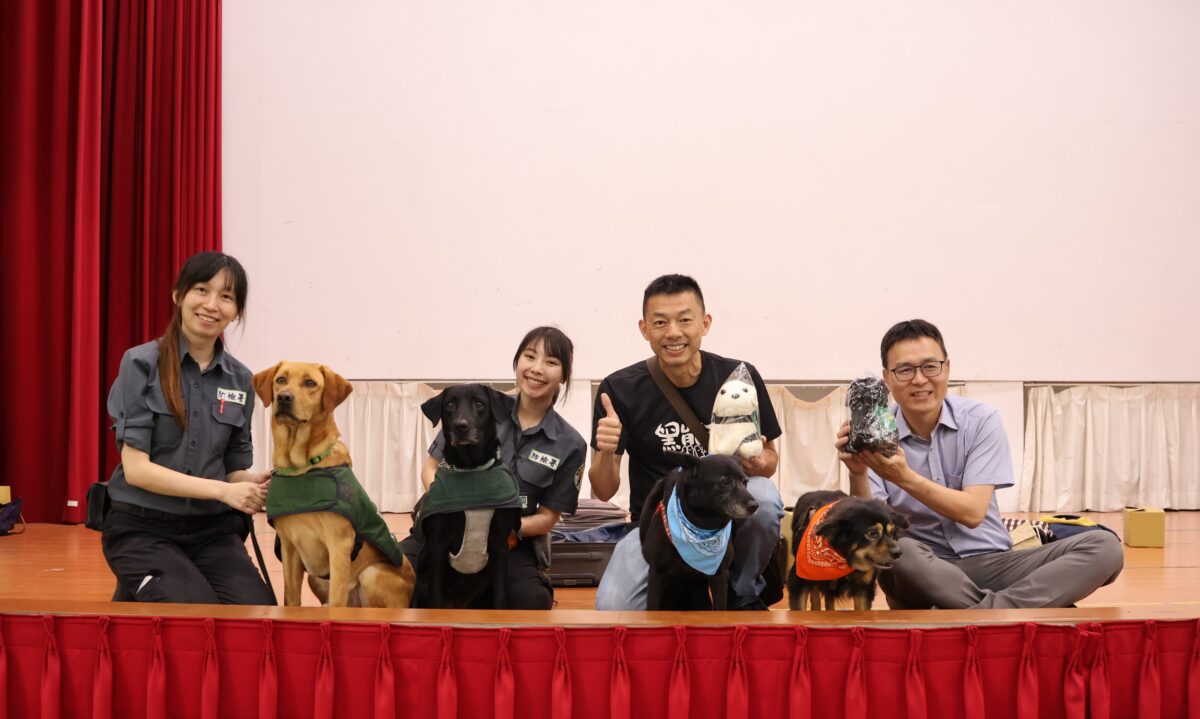 國門護衛犬進校園!龍岡國小玩模擬行李查緝萌翻全場 776611 0